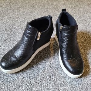 Black wedged sneakers
